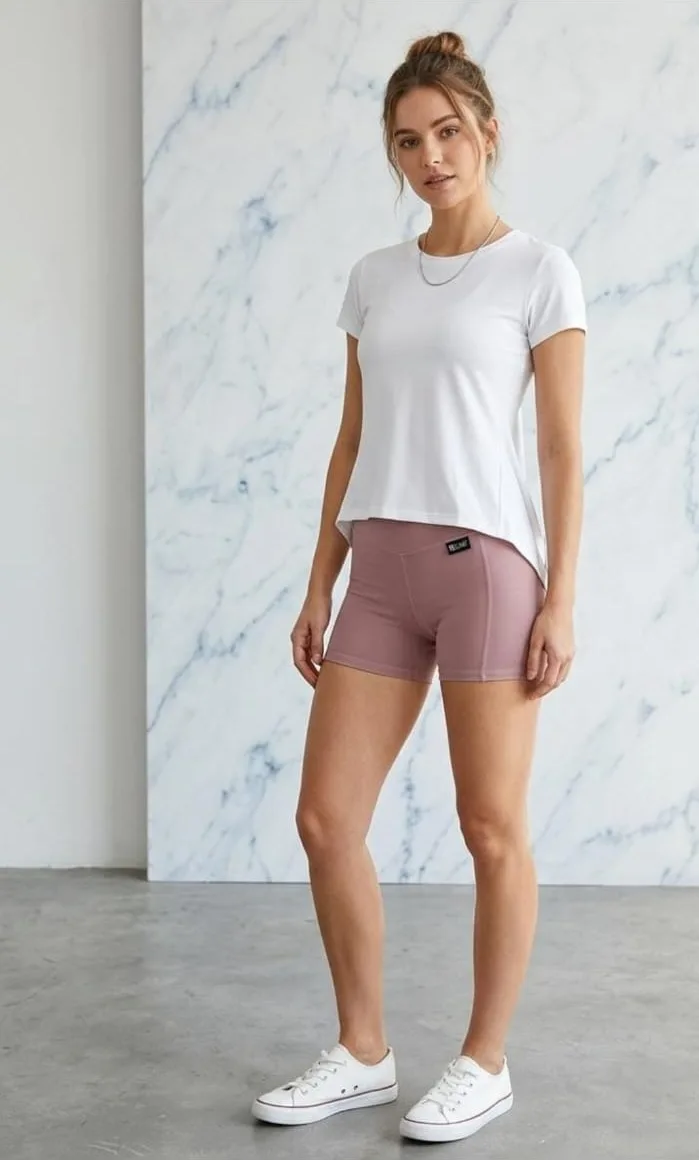 Short Push-Up con Frunce en palo rosa, con Polo Deportivo Clásico en blanco.
