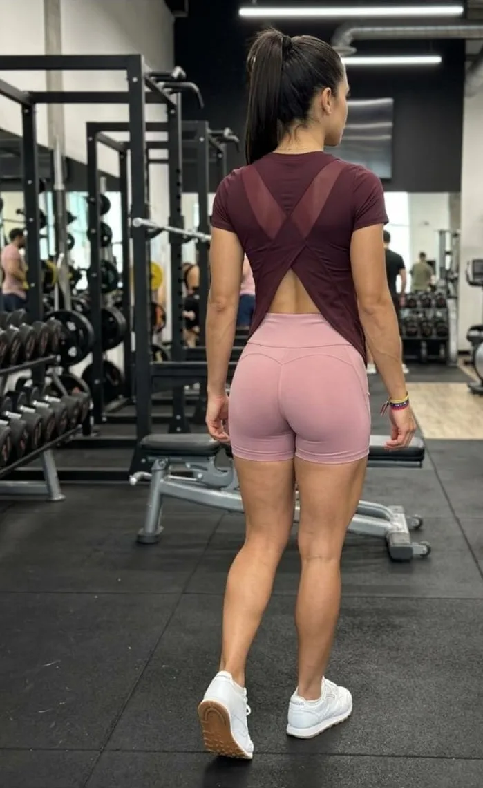 Short Push-Up con Frunce en palo rosa, con Polo Espalda Abierta Cruzada en vino.